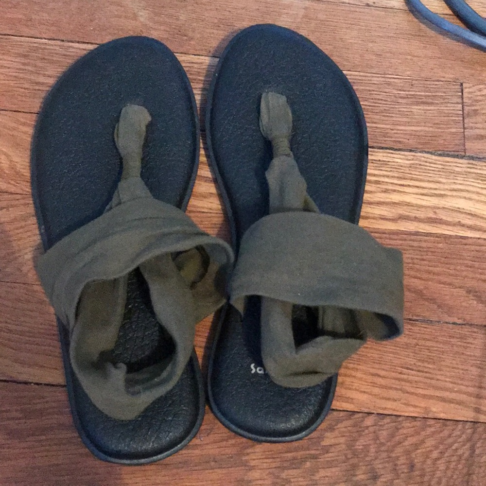 Olive green yoga sanuk size 8 women’s sandals